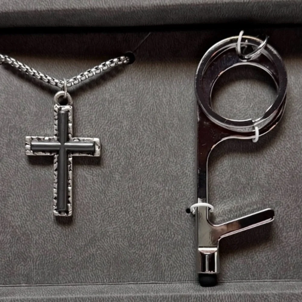 Steve Madden Cross Pendant Necklace And Touch Tool Set